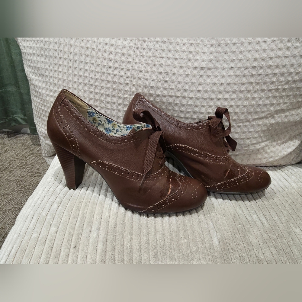 Brown Lace-Up Heeled Oxford Shoes